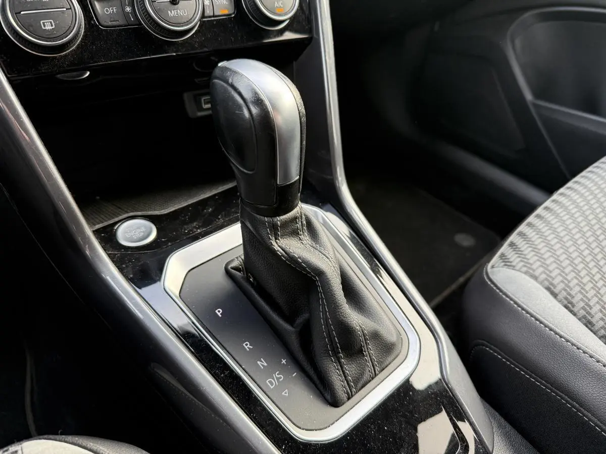 Le levier de vitesses automatique noir et argenté du Volkswagen T-Roc 1.5 TSI Evo R-Line vu de près côté passager.