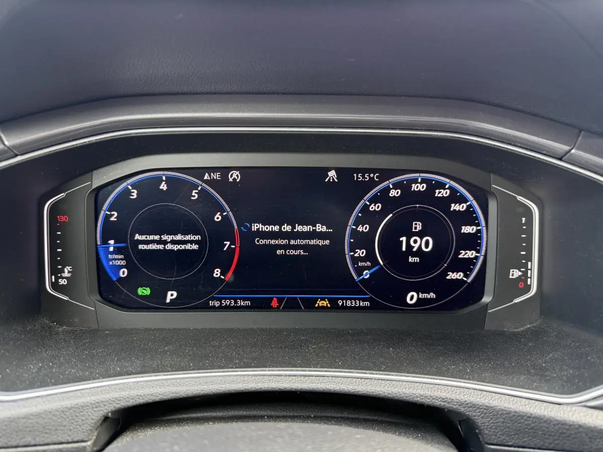 Affichage numérique du combiné d'instruments du Volkswagen T-Roc 1.5 TSI R-Line avec informations de conduite et connectivité.