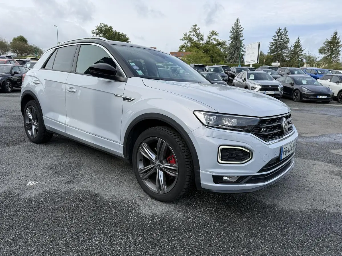 Volkswagen T-Roc blanc vue 3/4 avant droit avec jantes alliage et détails noirs contrastants R-Line