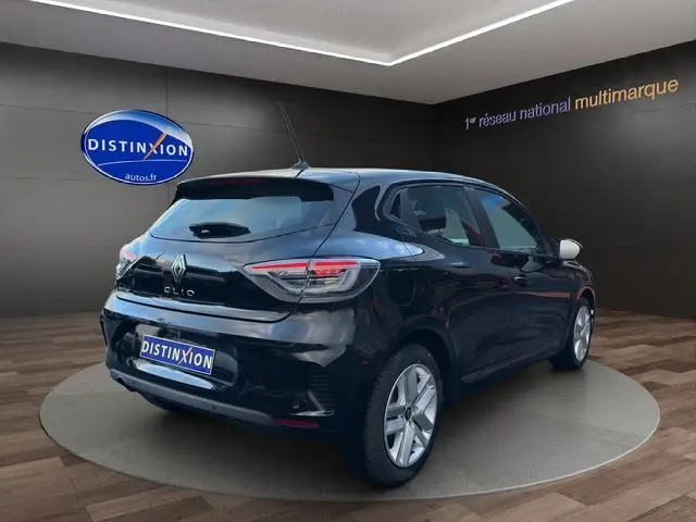 Vue 3/4 arrière droite d'une Renault Clio V noire 5 portes, avec feux LED et jantes alliage en showroom.