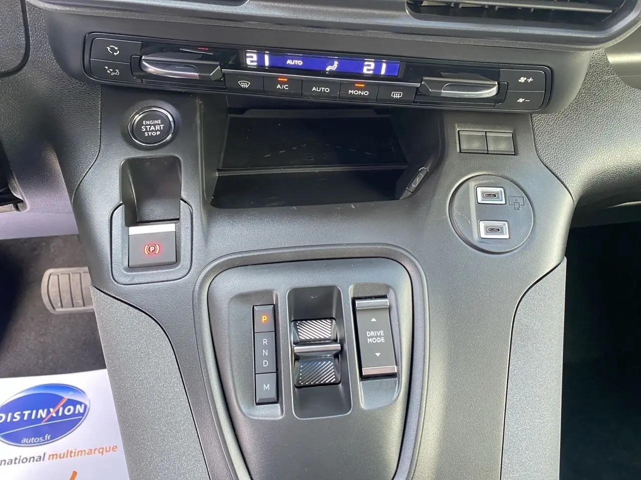 Vue rapprochée de la console centrale du Peugeot Rifter 2025, avec commandes boîte auto et climatisation digitale.