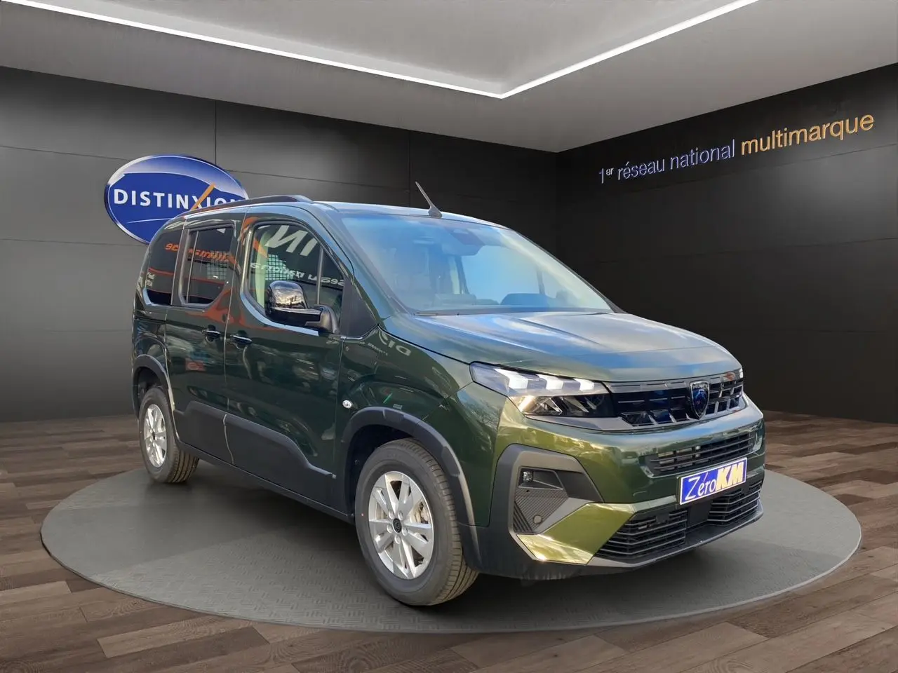 Peugeot Rifter vert Sirkka Green en 3/4 avant droit, avec jantes alliage 16'' et barres de toit noires.