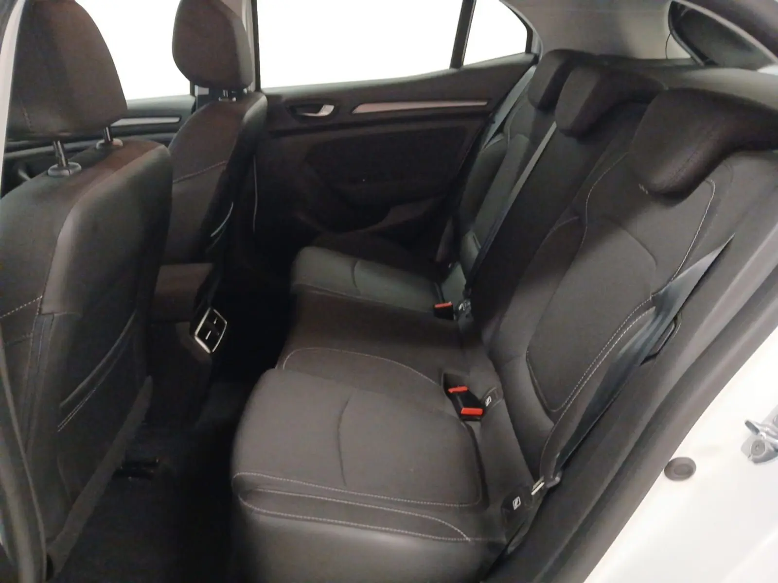 Vue intérieure côté droit des sièges arrière noirs avec surpiqûres blanches de la Renault Mégane IV blanche PH2 BlueDCI 115 Zen 2020.