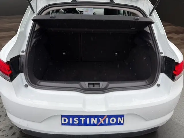 Coffre ouvert vu de l'arrière d'une Renault Mégane IV blanche, version PH2 BlueDCI 115 Zen, intérieur noir.