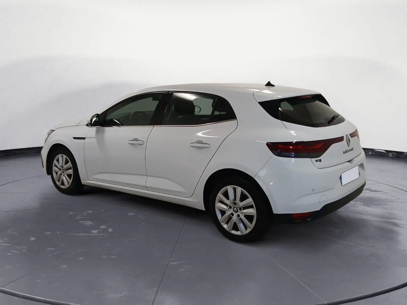 Renault Mégane IV blanche vue 3/4 arrière droit, avec caméra de recul et feux arrière allongés, année 2020.