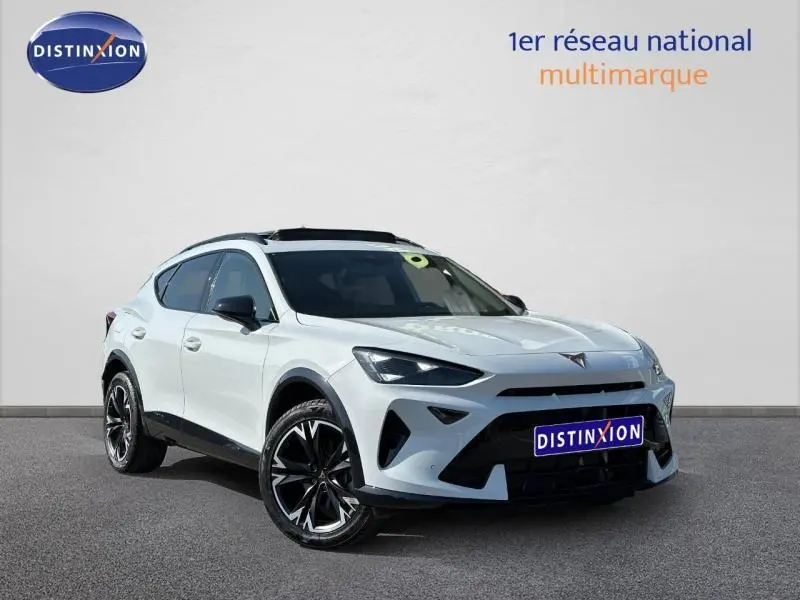 Vue 3/4 avant d'un CUPRA Formentor 1.5 eTSI Hybrid noir Minuit métallisé avec jantes noires distinctives.