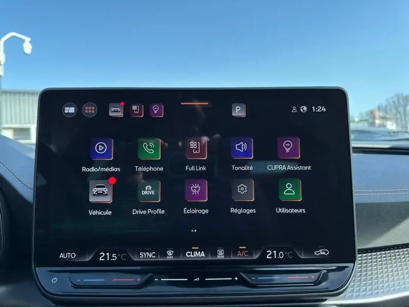 Écran tactile central du tableau de bord du CUPRA Formentor 2025 affichant les menus multimédias et réglages climatiques.