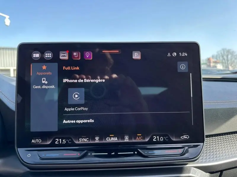 Écran tactile central du tableau de bord du CUPRA Formentor 2025, affichant la connexion Apple CarPlay, avec finition intérieure noire.