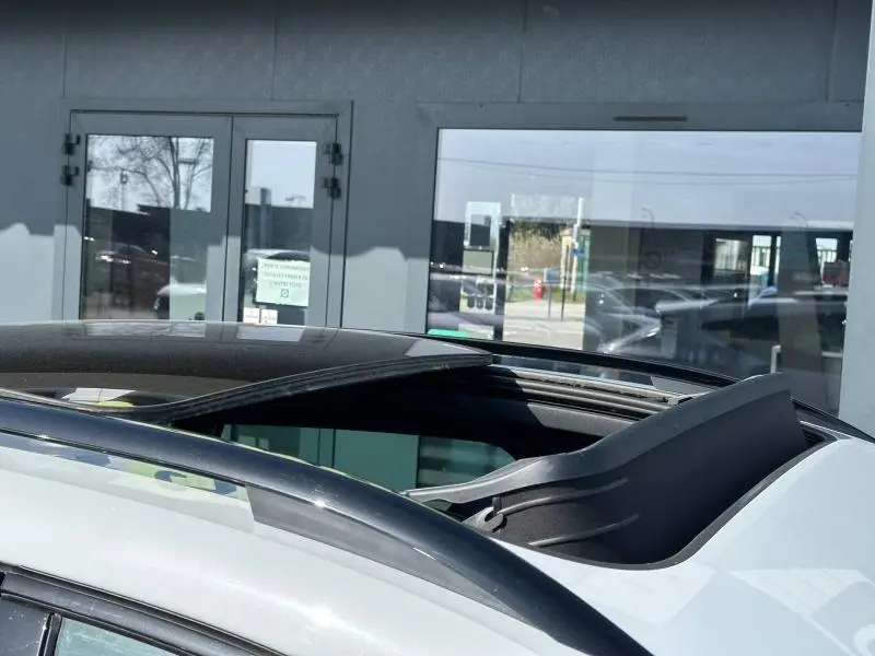 Toit ouvrant panoramique ouvert sur le côté gauche d'une CUPRA Formentor 1.5 eTSI Hybrid noir Minuit métallisé 2025.