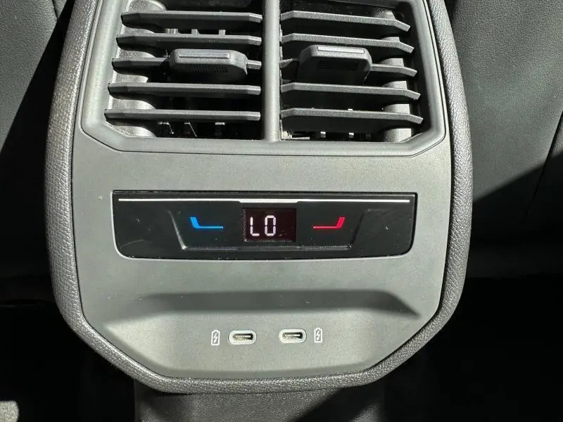 Gros plan sur la commande de climatisation arrière et les deux ports USB-C du CUPRA Formentor 1.5 eTSI Hybrid 2025.