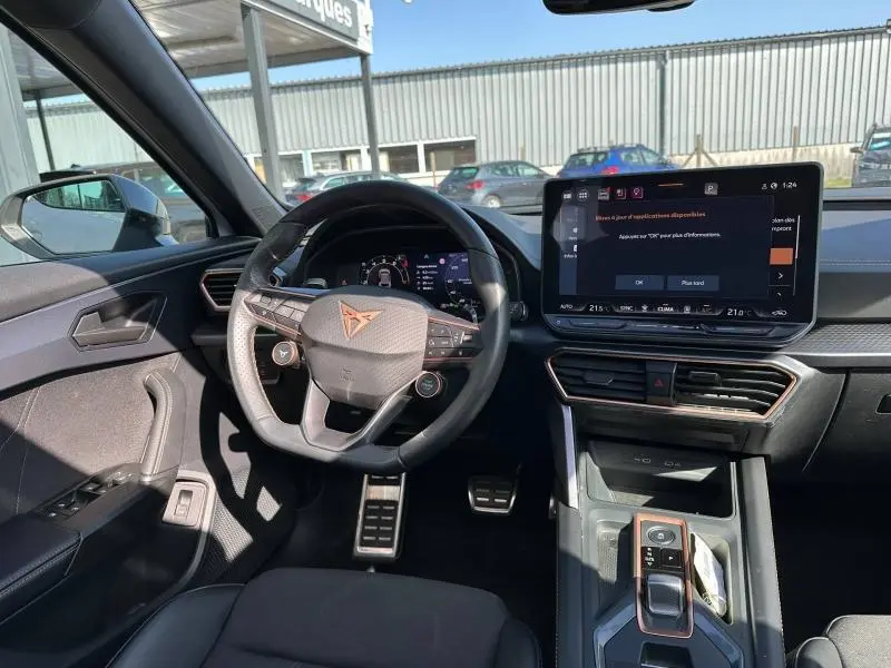 Vue intérieure du poste de conduite du CUPRA Formentor 1.5 eTSI Hybrid 2025, volant multifonction et écran tactile central.