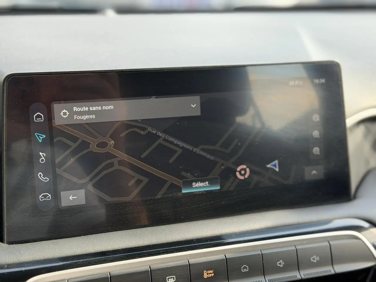 Écran tactile central de navigation du MG3 1.5 Hybrid+ 195 Comfort, vue rapprochée intérieure.