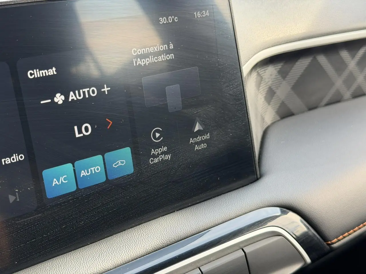 Gros plan sur l'écran tactile central du MG3 1.5 Hybrid+ 195 Comfort, affichant Apple CarPlay et Android Auto.