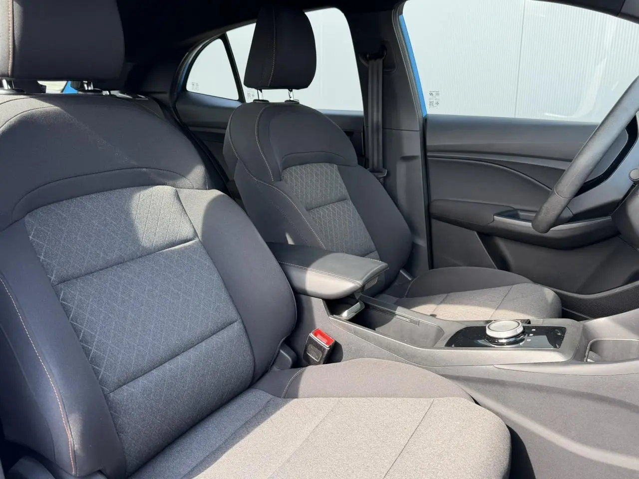 Vue intérieure côté droit des sièges en tissu noir et accoudoir central du MG3 1.5 Hybrid+ 2025.