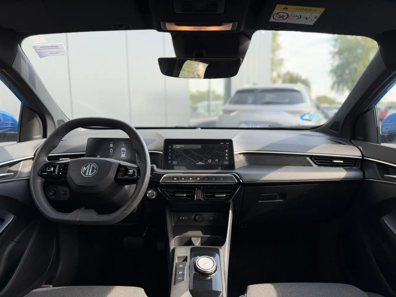 Vue intérieure avant du tableau de bord et volant du MG3 1.5 Hybrid+ 195 Comfort, avec écran tactile central et compteur numérique.