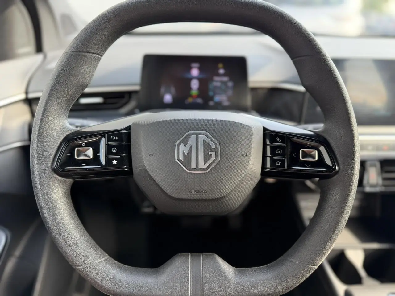 Vue rapprochée du volant noir de la MG3 1.5 Hybrid+ 195 Comfort avec logo MG et commandes intégrées.