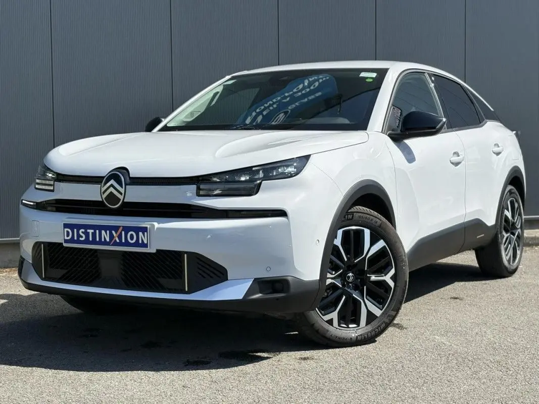 Citroën C4 Hybrid blanc Okenite vue 3/4 avant droit, avec jantes bi-ton noires et phares LED distinctifs.