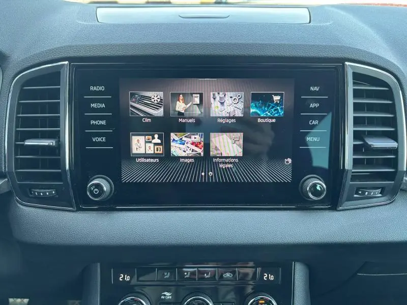 Écran tactile central du tableau de bord du Skoda Karoq 2024 avec commandes multimédia et climatisation intégrée.