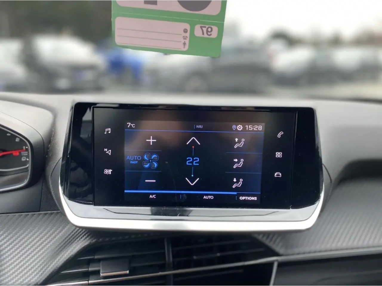 Écran tactile central du Peugeot 2008 1.2i 12V Active Pack 2021 affichant la climatisation à 22°C.