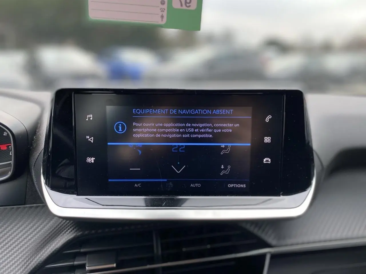 Écran tactile central du Peugeot 2008 2021 affichant un message d'absence de navigation, entouré de commandes tactiles.