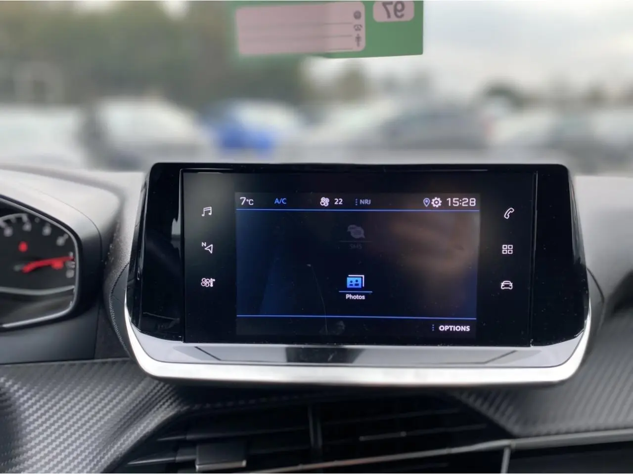 Écran tactile central du Peugeot 2008 2021 affichant les options multimédia dans un intérieur gris foncé.