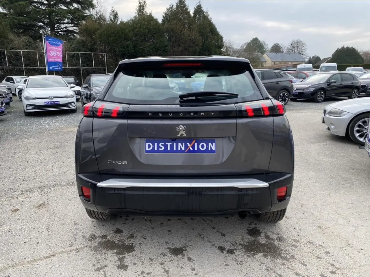 Vue arrière du Peugeot 2008 gris foncé avec feux arrière LED en forme de griffes et logo distinctif au centre.