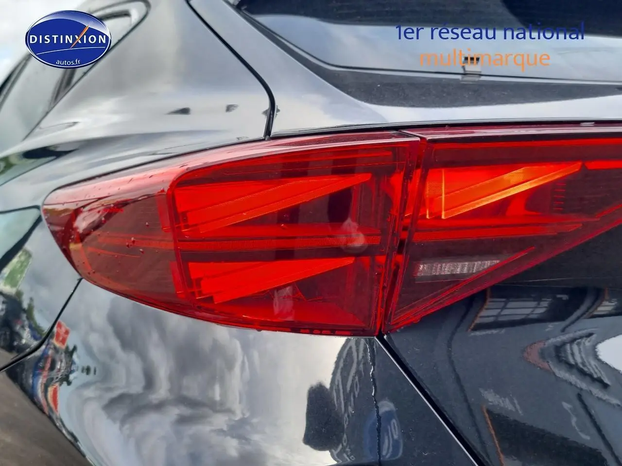 Gros plan sur le feu arrière droit du CUPRA Formentor 2025 en Midnight noir avec reflets brillants sur la carrosserie.