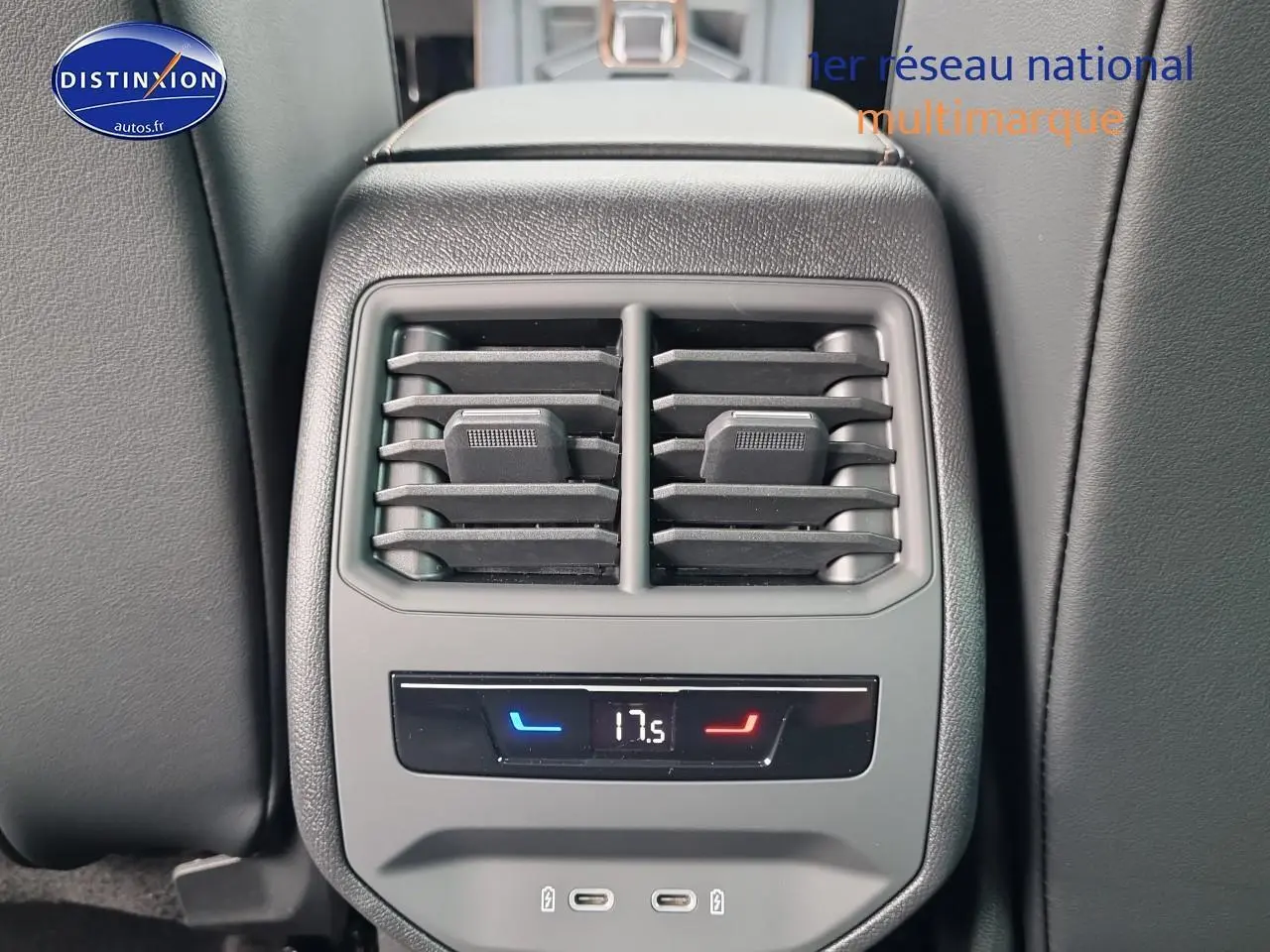 Gros plan sur la console arrière noire du CUPRA Formentor 1.5 etsi hybrid 2025 avec réglage climatisation et ports USB.