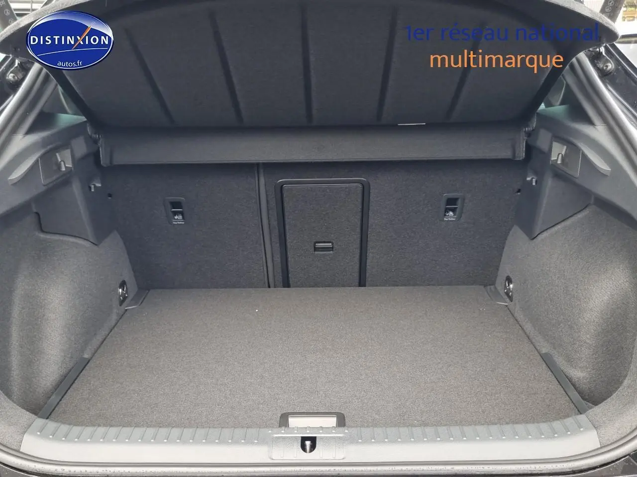 Coffre ouvert du CUPRA Formentor 1.5 etsi hybrid 2025 en Midnight noir, montrant un espace de chargement propre et spacieux.