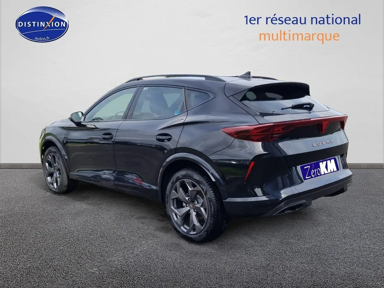 Vue 3/4 arrière droite du SUV CUPRA Formentor 1.5 etsi hybrid 2025 en noir Midnight avec jantes alu 18 pouces.