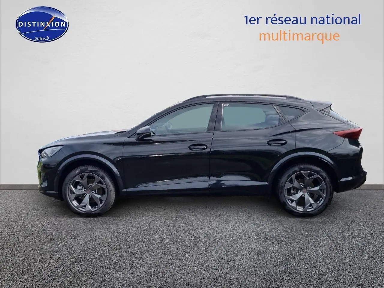 Profil côté gauche d'un SUV CUPRA Formentor 1.5 etsi hybrid 150 DSG7 en noir Midnight avec jantes alu 18 pouces.