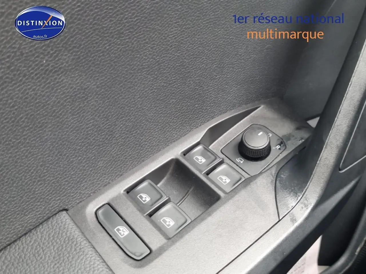 Gros plan sur les commandes de lève-vitres et rétroviseurs côté conducteur d’une SEAT Ibiza 2025 noire.