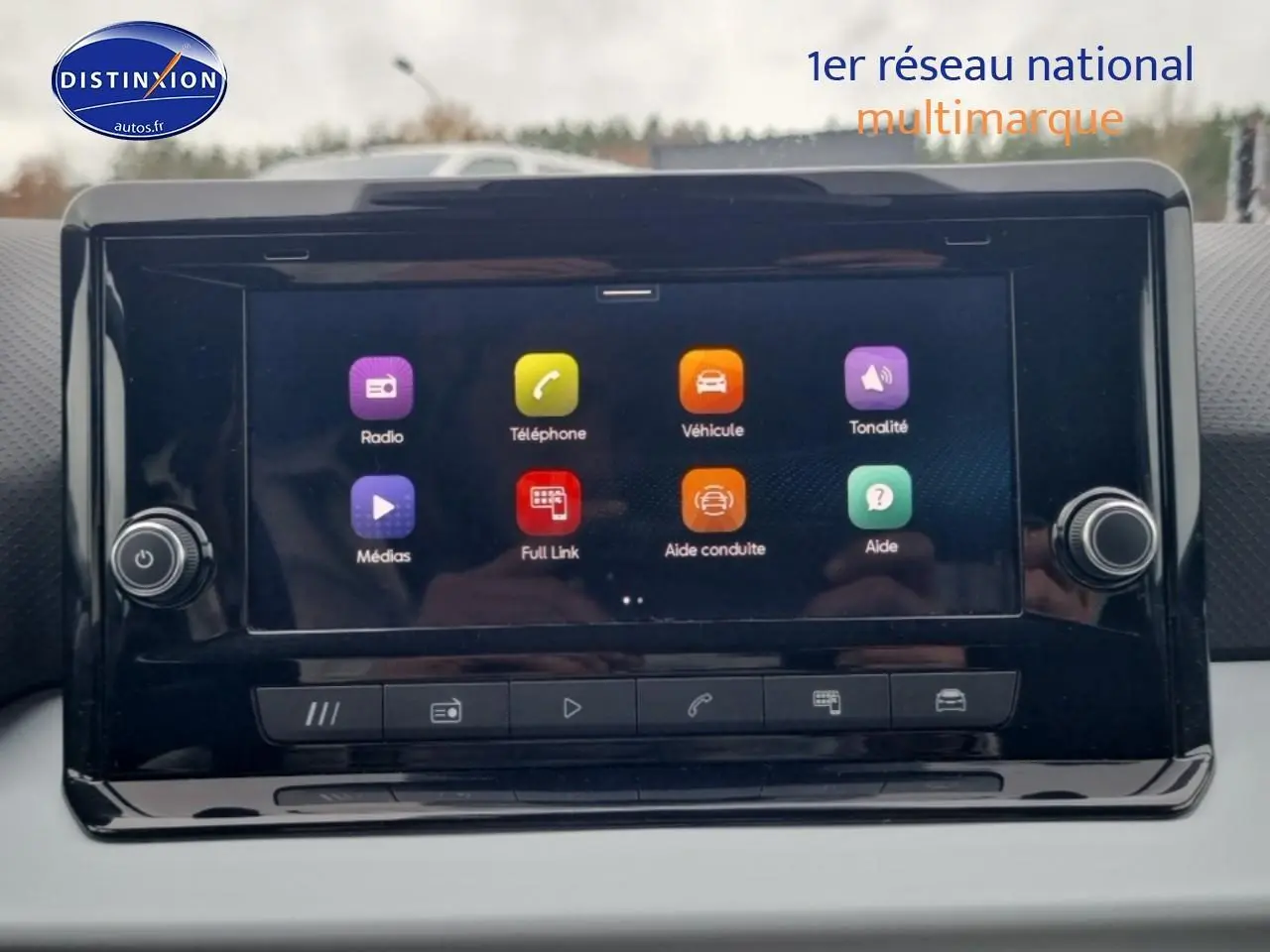 Écran tactile HD 8,25 pouces du système Media System de la SEAT Ibiza 2025, vue frontale intérieure.