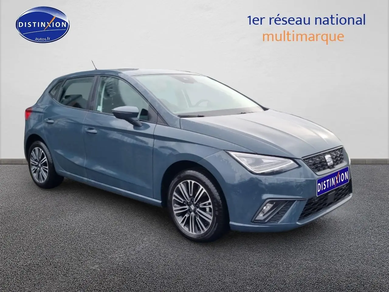 SEAT Ibiza 2025 bleu en vue 3/4 avant droit, avec jantes alliage et phares LED triangulaires.