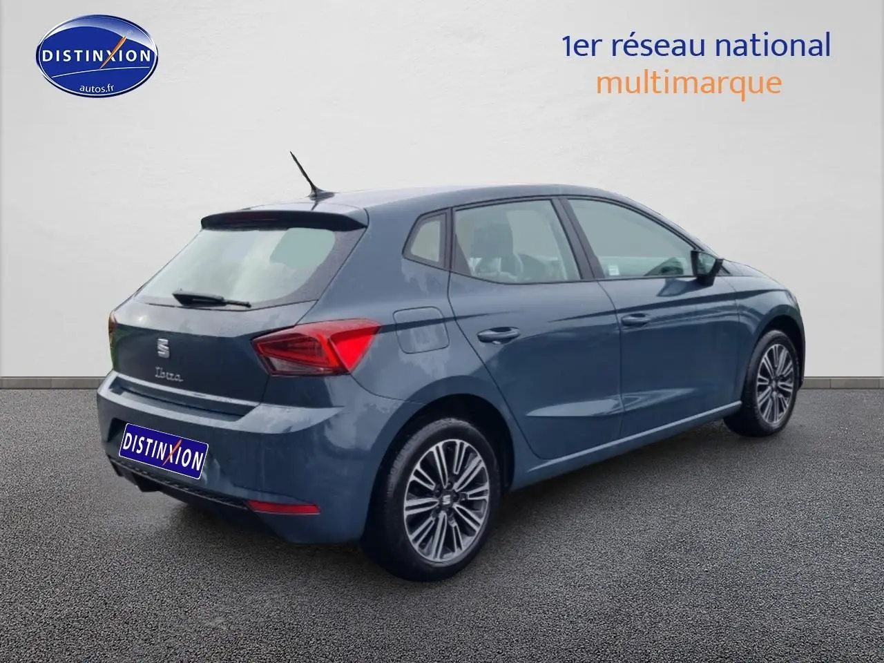 Vue 3/4 arrière droite d'une SEAT Ibiza 2025 bleu métallisé avec jantes alliage et feux arrière triangulaires.