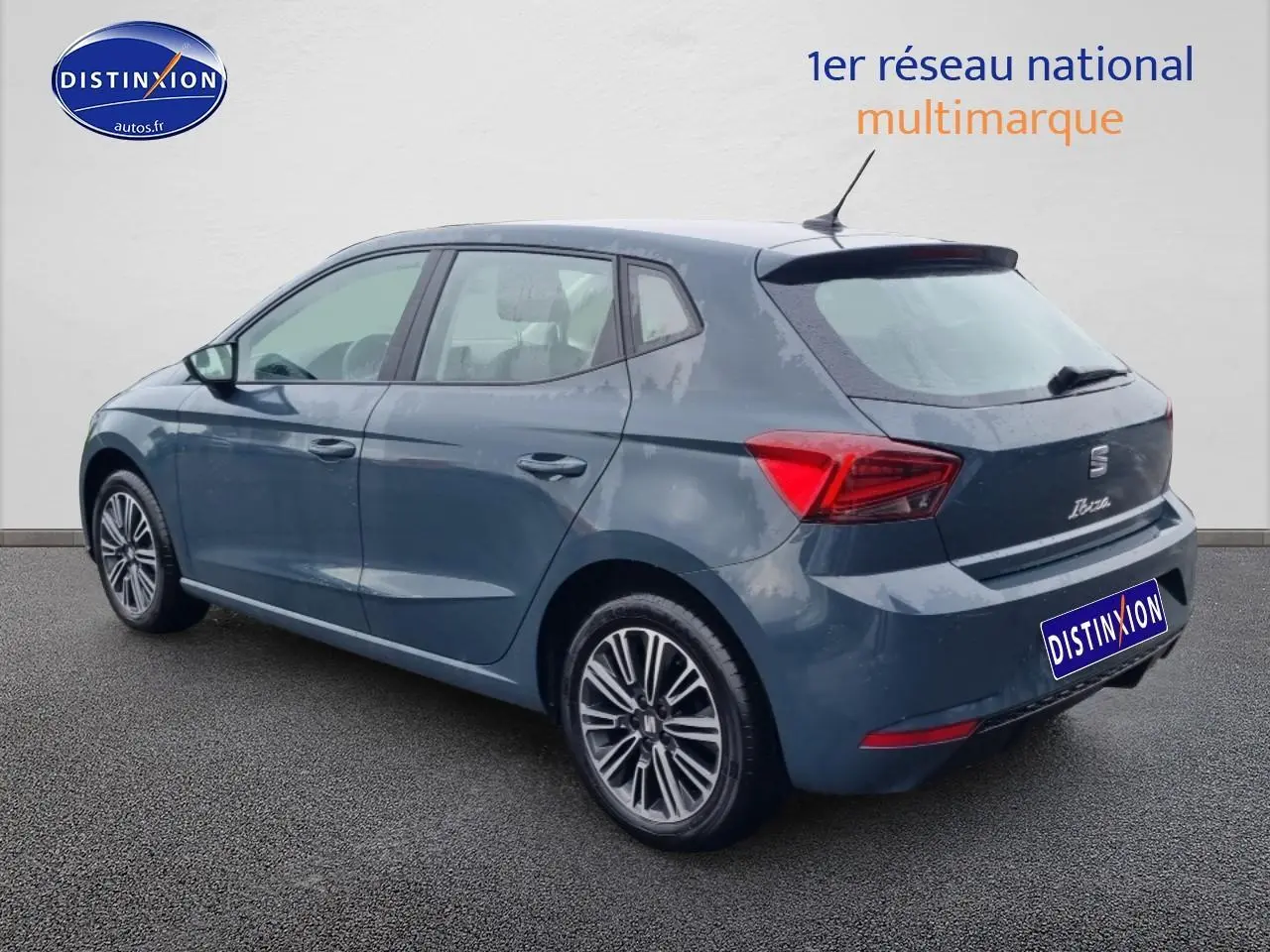 Vue 3/4 arrière droite d'une SEAT Ibiza 2025 gris métallisé avec jantes alliage et feux arrière LED triangulaires.