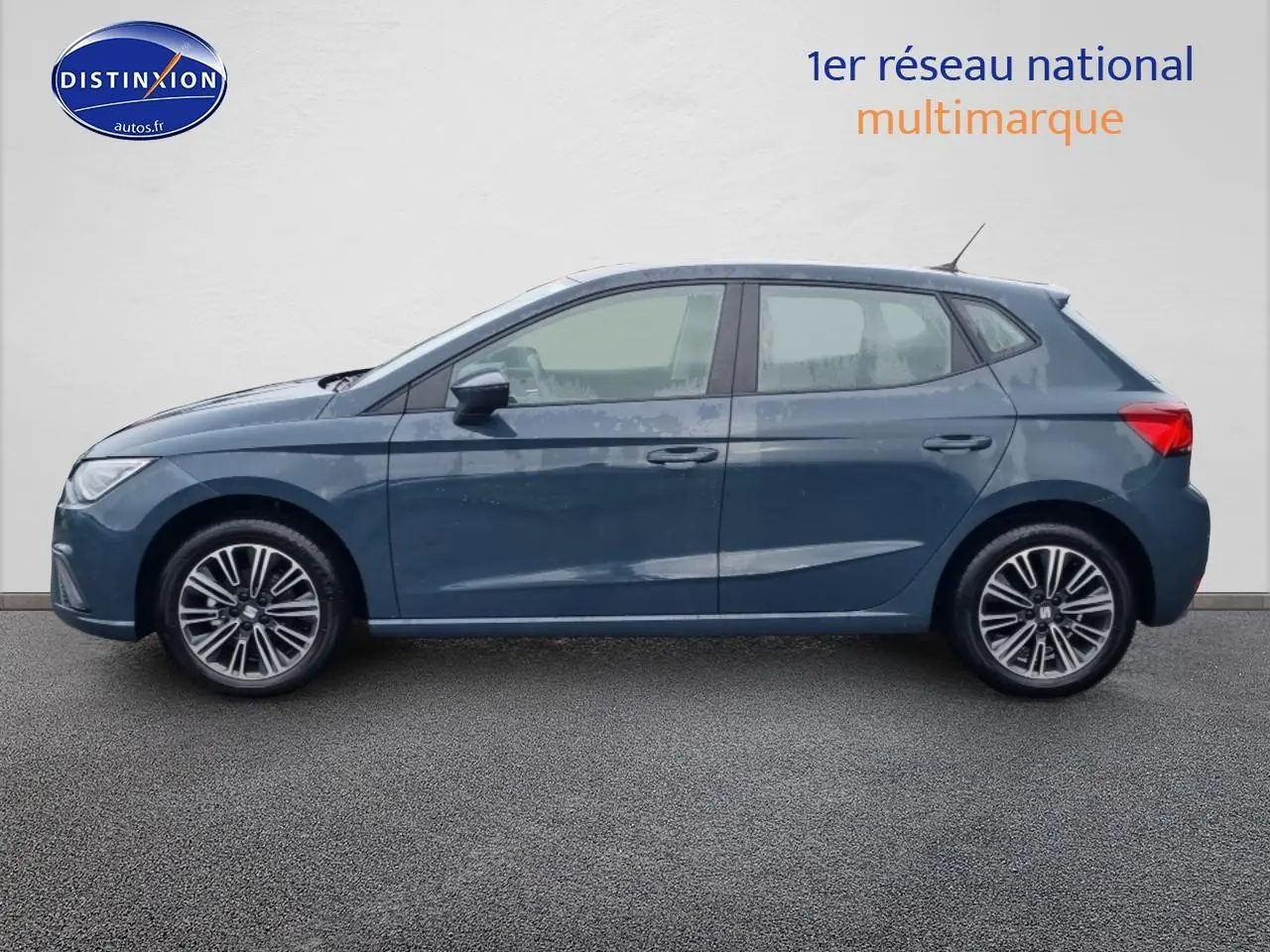 Vue de profil côté gauche d'une SEAT Ibiza 2025 bleu foncé avec jantes alliage design et lignes épurées.