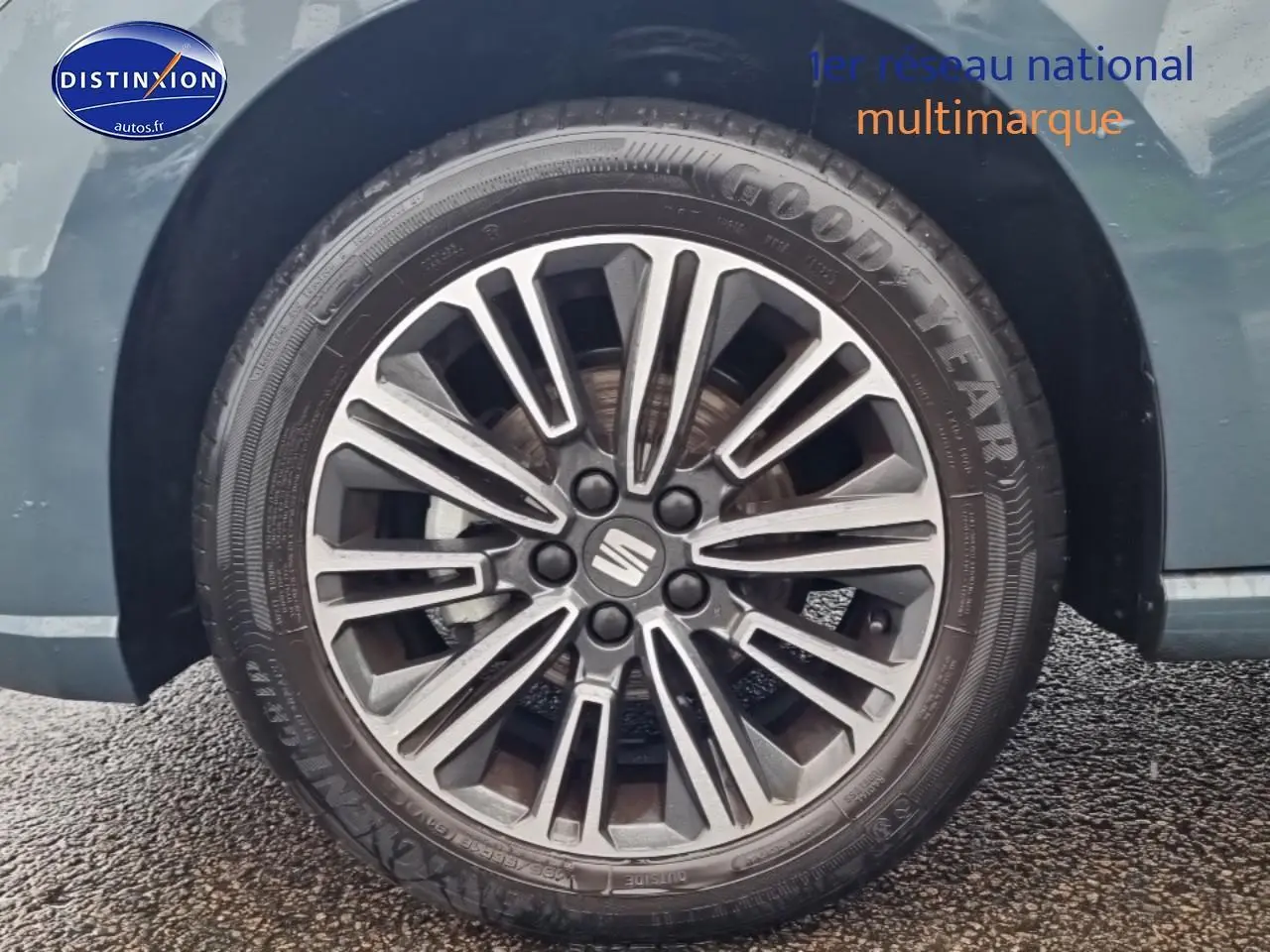 Gros plan sur la roue avant droite d'une SEAT Ibiza 2025 bleu clair avec jante alliage multibranches.