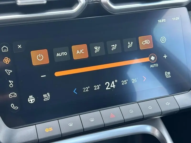 Écran tactile central du MG ZS Hybrid+ 2025 montrant les réglages de climatisation à 24°C en mode automatique.