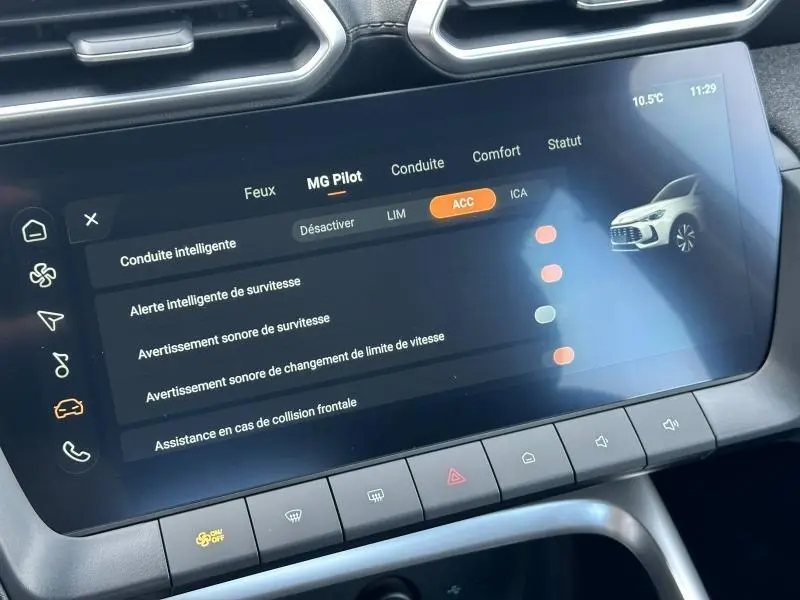 Écran tactile central du MG ZS Hybrid+ 2025 montrant les réglages d’aide à la conduite avec illustration du véhicule blanc.