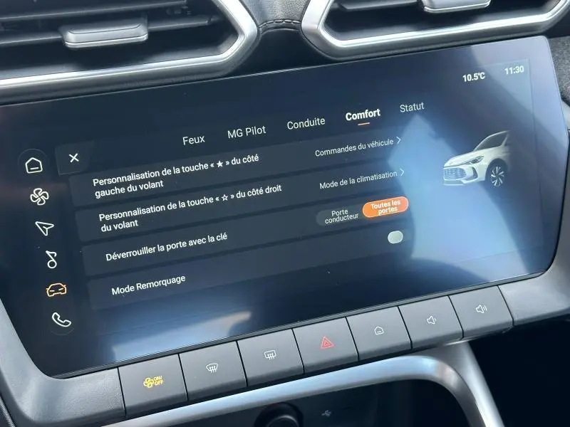 Écran tactile central du MG ZS blanc 2025 affichant les réglages de confort et commandes du véhicule.