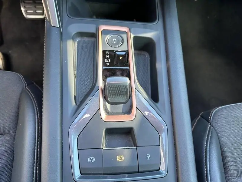 Vue plongeante sur la console centrale du CUPRA Formentor 2025, avec levier de vitesse électronique et finitions noires et cuivrées.