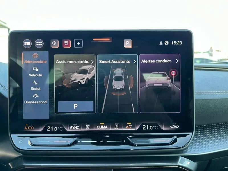 Écran tactile intérieur du CUPRA Formentor 2025 montrant les aides à la conduite et la climatisation à 21°C.