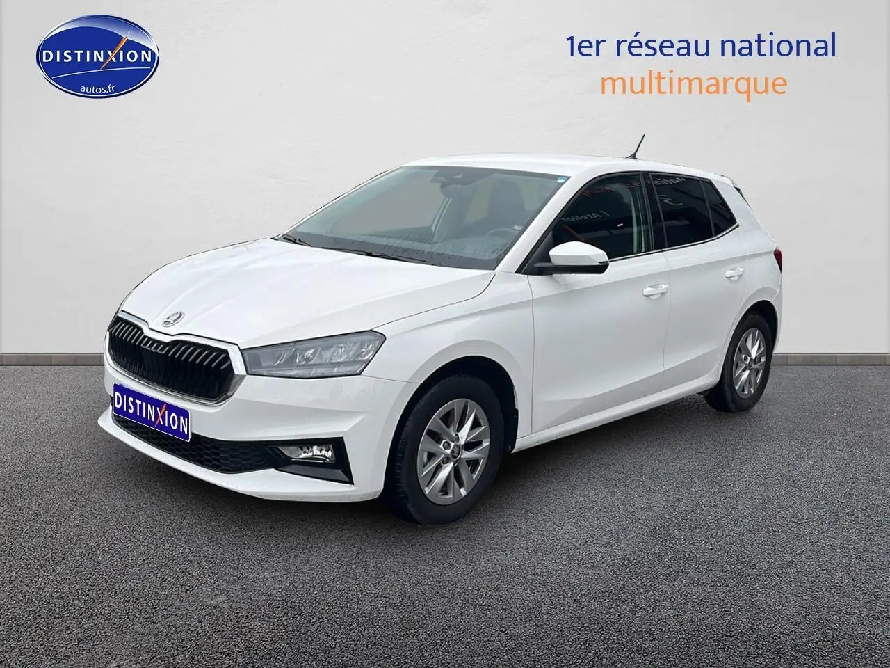 Vue 3/4 avant droite d'une Skoda Fabia blanche 2025 avec jantes alu et feux LED.