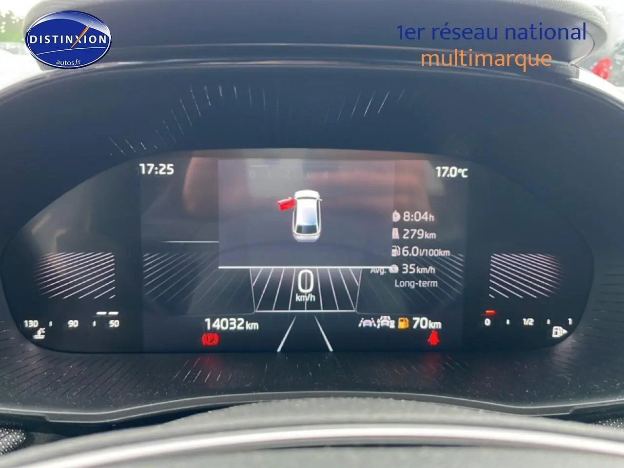 Affichage numérique du tableau de bord de la Skoda Fabia blanc, montrant la vitesse à 0 km/h et diverses informations de conduite.