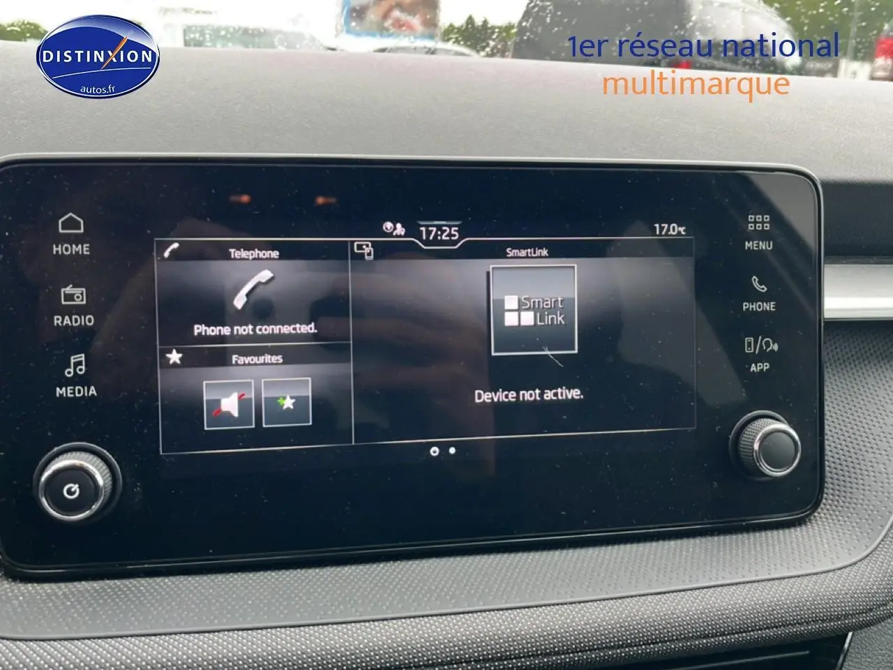 Écran tactile central du tableau de bord de la Skoda Fabia blanche 2025, affichant le menu SmartLink.