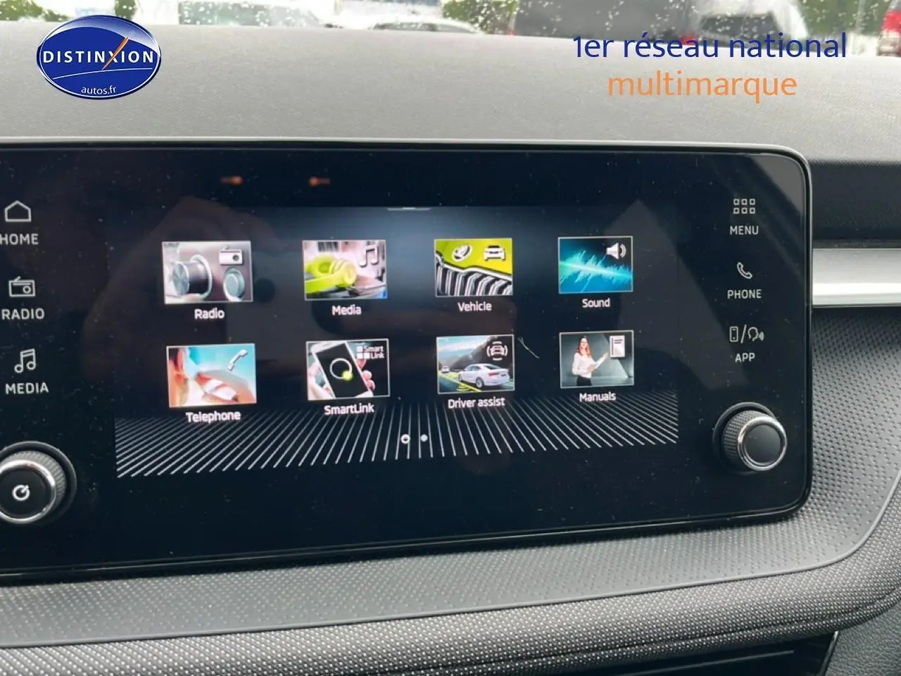 Écran tactile central affichant les options multimédia dans l'habitacle d'une Skoda Fabia blanche 2025.