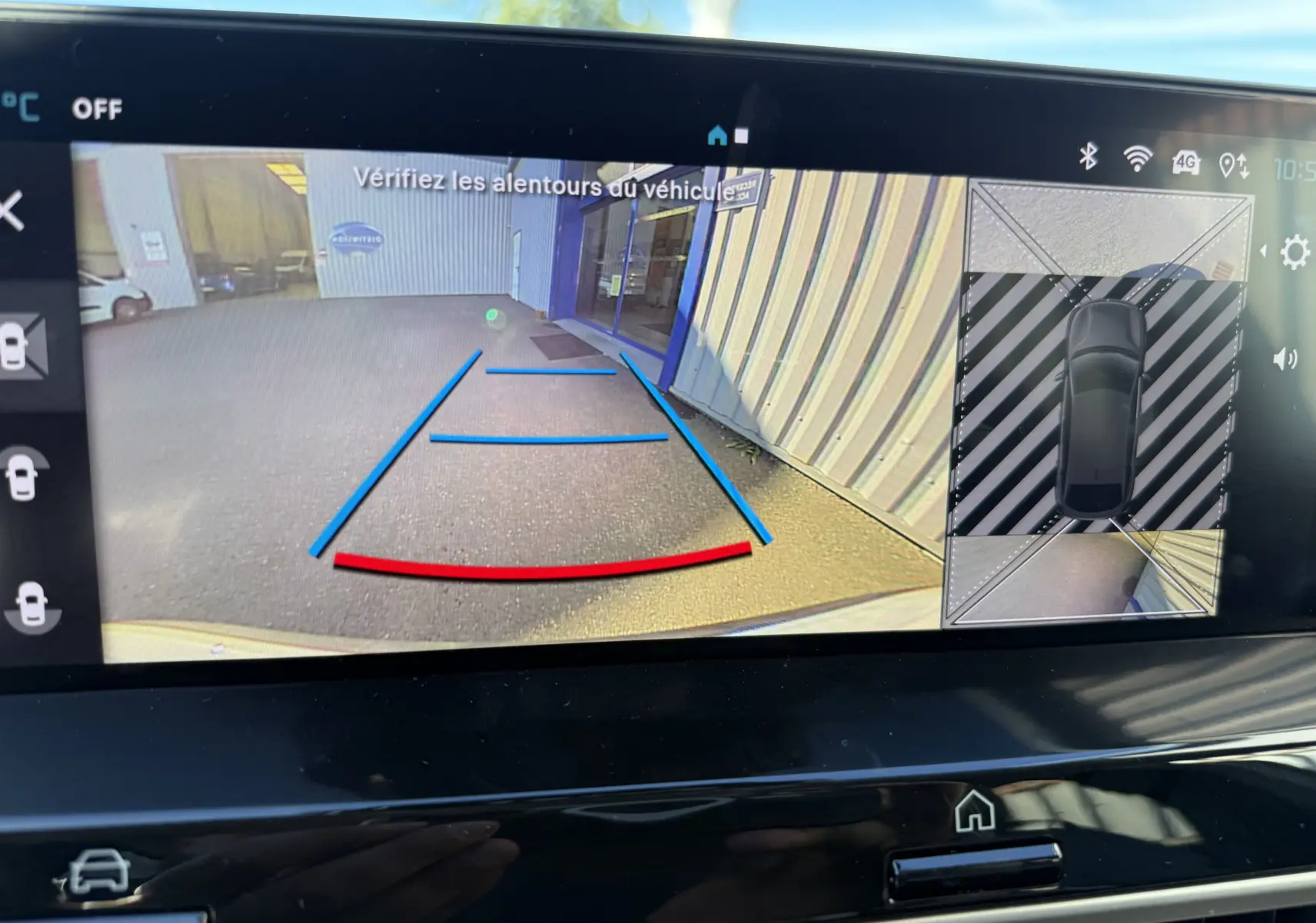 Affichage de la caméra de recul et vue 360 sur l'écran intérieur de la Citroën C4 Hybrid blanche, guidage de stationnement visible.