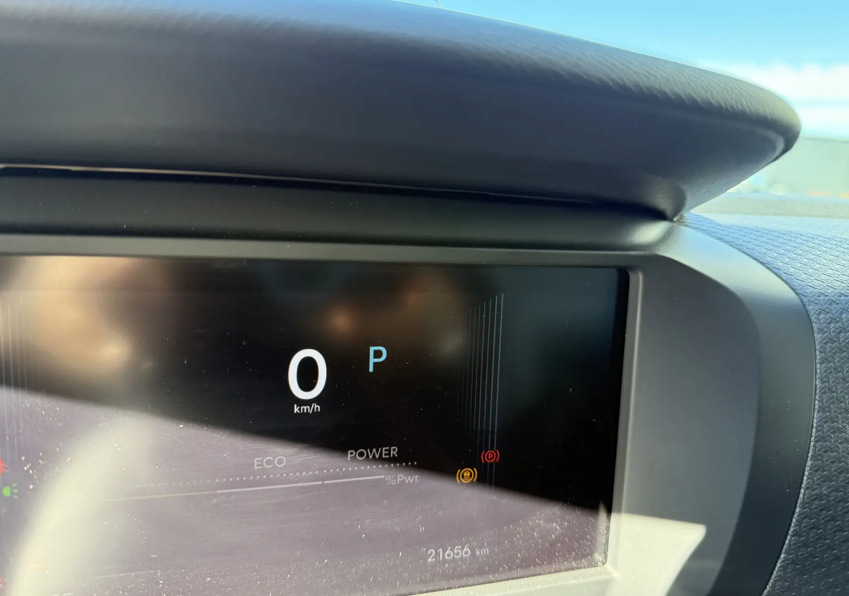 Affichage numérique du tableau de bord de la Citroën C4 hybride, montrant la vitesse à 0 km/h et le mode parking.