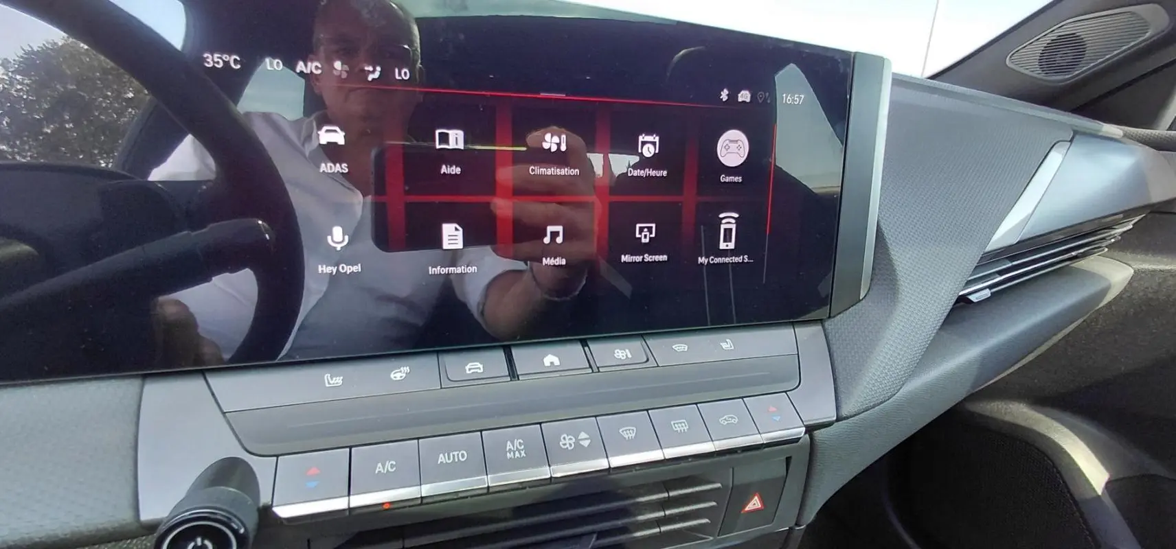 Vue rapprochée de l’écran tactile central et de la console de l’Opel Astra 2025, intérieur moderne gris.